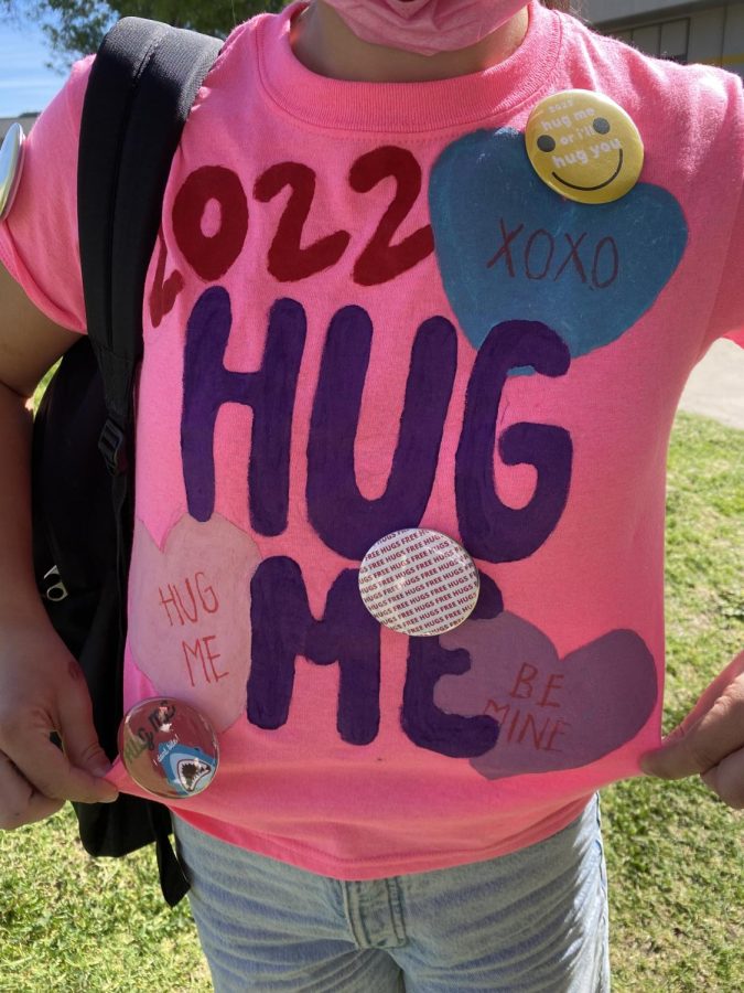 Seniors celebrate Senior Hug Day on Valentine’s day! This is a senior tradition held every year where seniors decorate their own shirts to spread positivity on campus! 