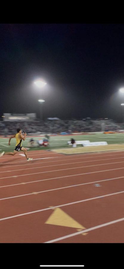 It is the race of his life, as senior Denilson Gonzalez battles through the 400 meters in the distance medley relay breaking his personal record. Gonzalez along with his teammates junior Noah de la Rionda, junior Jonah Bazerkanian, and senior Roberto Alvarez had the honor of competing in the countries most prestigious and infamous meet, the Arcadia Invitational. The team fought alongside the fastest runners and teams in the United States.
