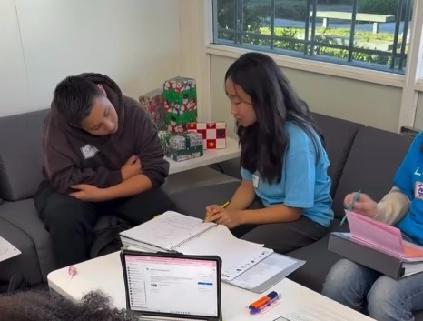 Link Leader junior Melody Oh tutoring freshman Samuel SandovalBatres in AP Biology.