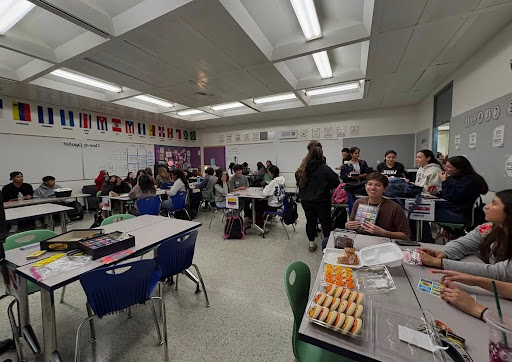 Hispanic Heritage Club members gather for a fun meeting filled with food, and culture!